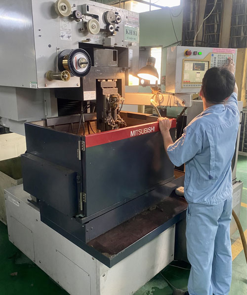 Máy cắt dây MITSUBISHI-KH81